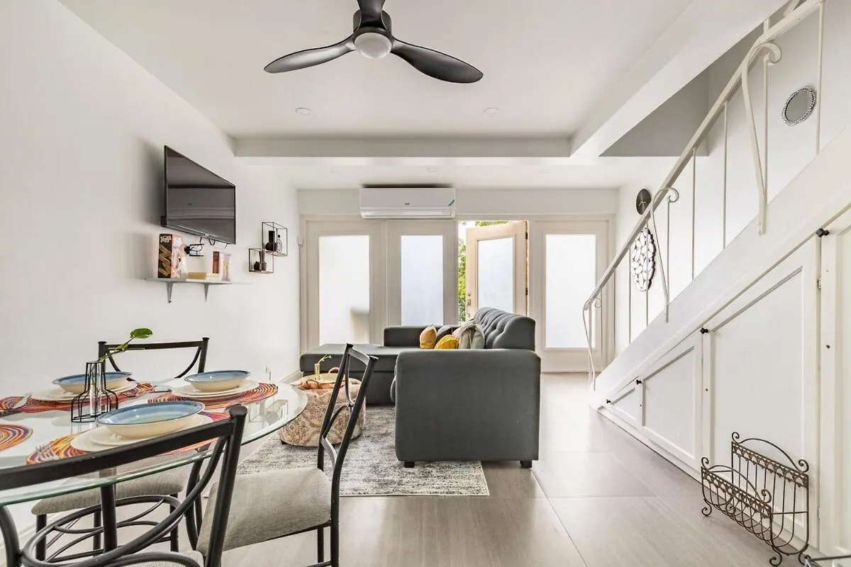 אוצ'ו ריוס Modern Beachfront Condo with Stunning Sea Views דירה