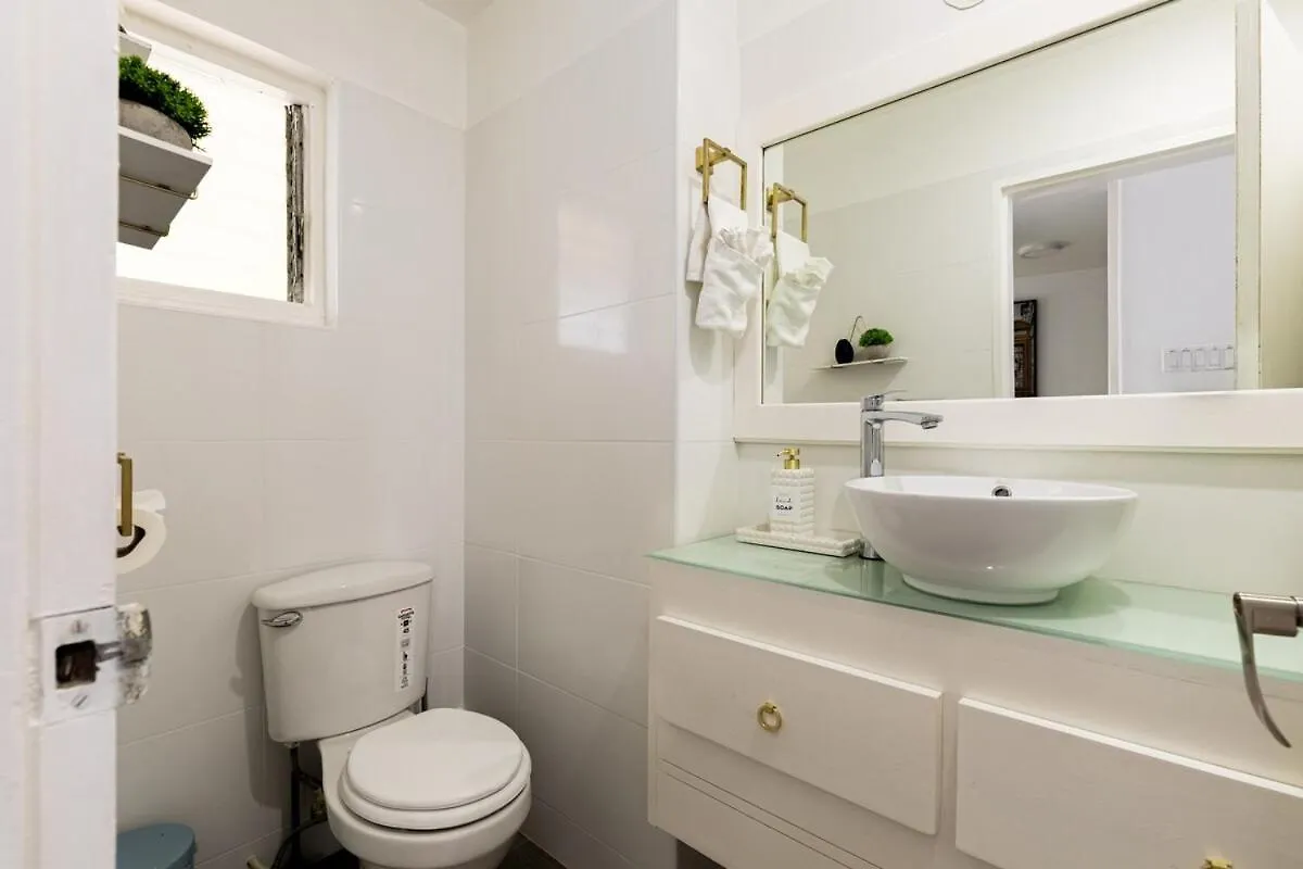 אוצ'ו ריוס Modern Beachfront Condo with Stunning Sea Views דירה