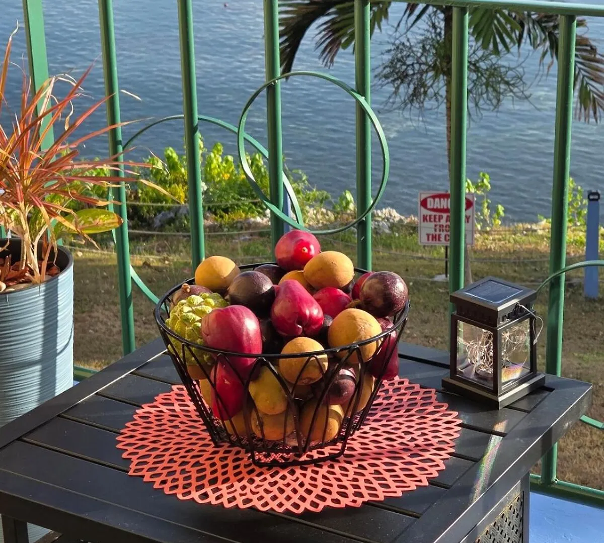 אוצ'ו ריוס Modern Beachfront Condo with Stunning Sea Views דירה